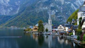 Austria: Hallstatt è un piccolo villaggio “fantasma” di 800 abitanti
