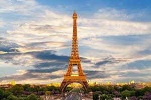 La Tour Eiffel riapre oggi con nuove e rigide restrizioni