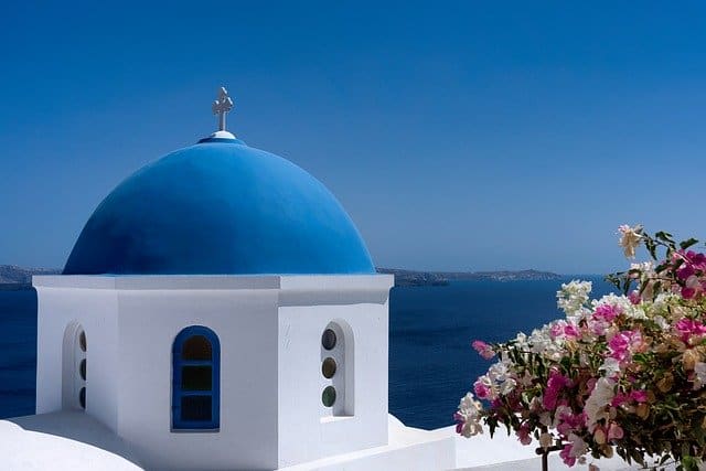 La Grecia attira i turisti con sconti a metà prezzo e offerte sui voli