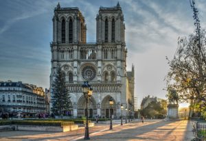 Parigi: Notre Dame sarà ricostruita com’era prima dell’incendio