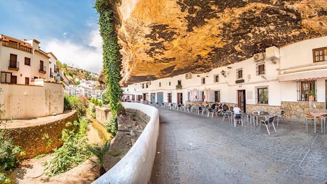 Setenil de Las Bodegas: la città spagnola sotto la roccia